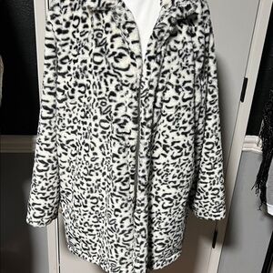 Stylish Monochrome Leopard Print Teddy Jacket